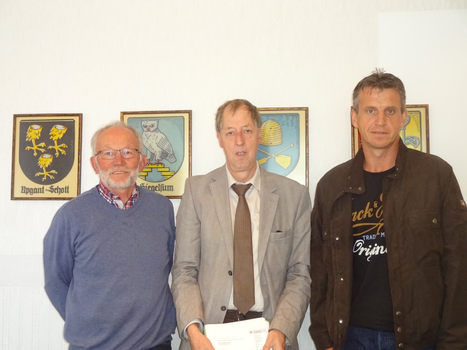 von links: CDU-Fraktionsvorsitzender Krems, Wahlleiter G. Evers und CDU-Vorsitzender Tammen